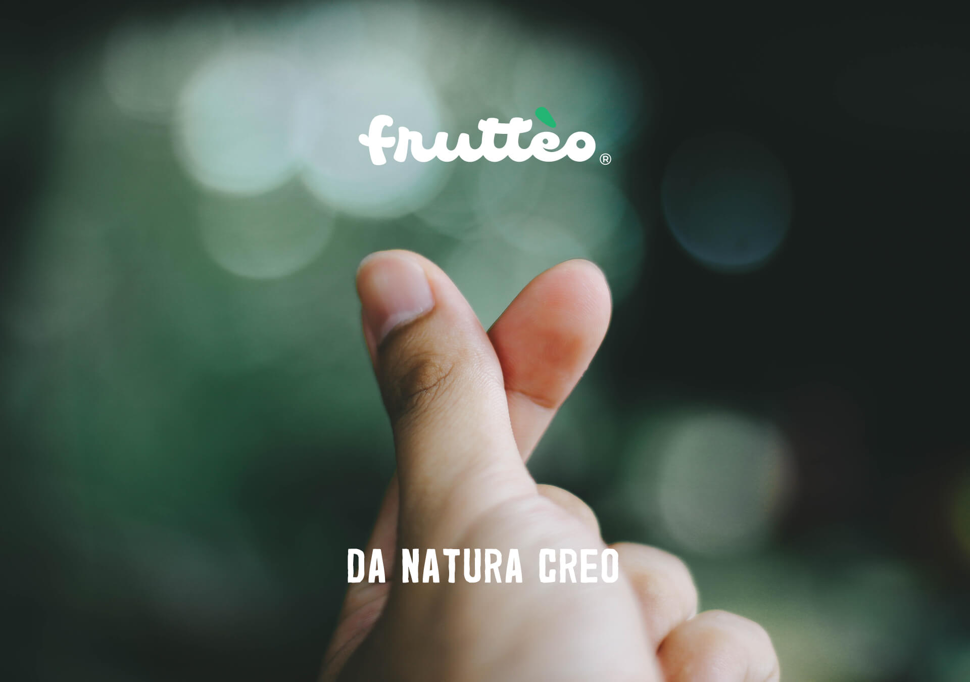 Frutteo, da natura creo - Dita di mano che schioccano e fondo verde sfocato